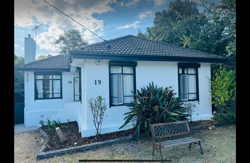 Ashwood House | Cozy 5 BR Parkside Home | King Bed + Rumpus