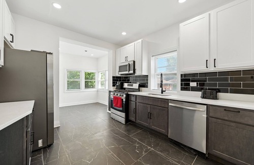 Avalon Park House | Cozy 5BR Chicago Retreat Sleeps 10