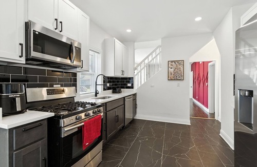 Avalon Park House | Cozy 5BR Chicago Retreat Sleeps 10