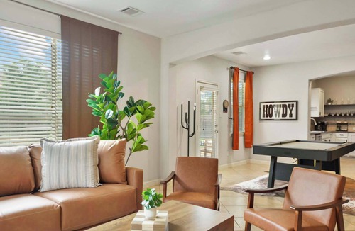 Pflugerville House | Cozy 5BR Getaway Pool Games Sleeps 18
