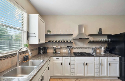 Pflugerville House | Cozy 5BR Getaway Pool Games Sleeps 18