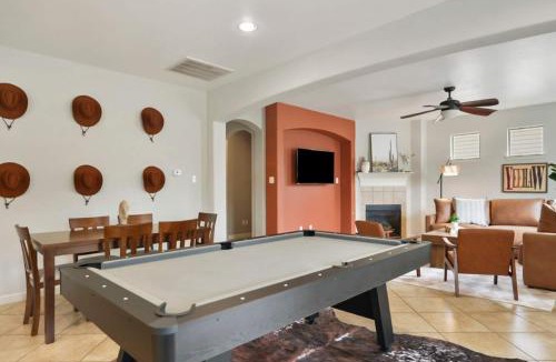 Pflugerville House | Cozy 5BR Getaway Pool Games Sleeps 18