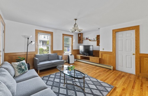 Malden House | Cozy 6 bedroom Entire house in Malden with free parking and WIndow AC