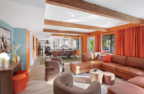 Castle Hills House | Cozy 6-bedroom house with Heated Pool, Game Room, Fire Pit ,Hot Tub, Mini Golf