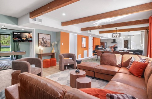 Castle Hills House | Cozy 6-bedroom house with Heated Pool, Game Room, Fire Pit ,Hot Tub, Mini Golf