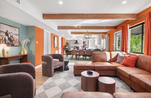 Castle Hills House | Cozy 6-bedroom house with Heated Pool, Game Room, Fire Pit ,Hot Tub, Mini Golf