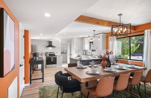 Castle Hills House | Cozy 6-bedroom house with Heated Pool, Game Room, Fire Pit ,Hot Tub, Mini Golf