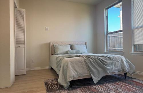 Denton House | Cozy 6 Bedroom Near UNT & Medical City