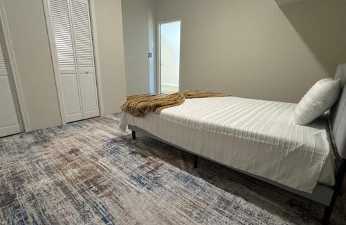 Denton House | Cozy 6 Bedroom Near UNT & Medical City
