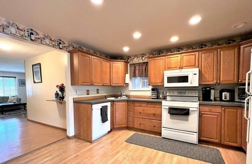 Everett House | Cozy 7-bedroom 2 baths