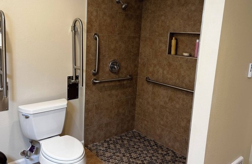 Everett House | Cozy 7-bedroom 2 baths