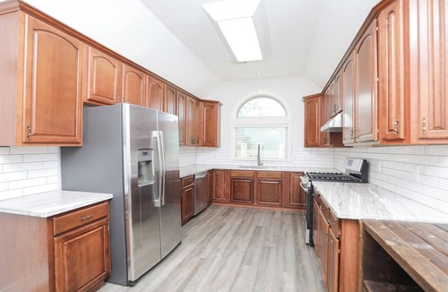 Humble House | Cozy 8BR Rustic House near IAH & Downtown Sleeps 17+, Event-ready, Spacious Yard