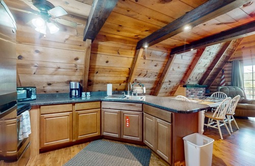 Flat Hollow Marina House | Cozy A Frame Cabin, Sleep 8, Near Marina, Deck, Grill