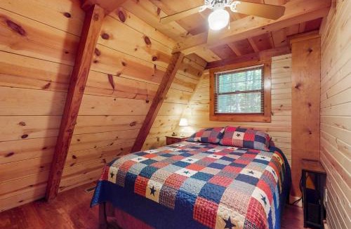 Flat Hollow Marina House | Cozy A Frame Cabin Sleep 8 Near Marina Deck Grill