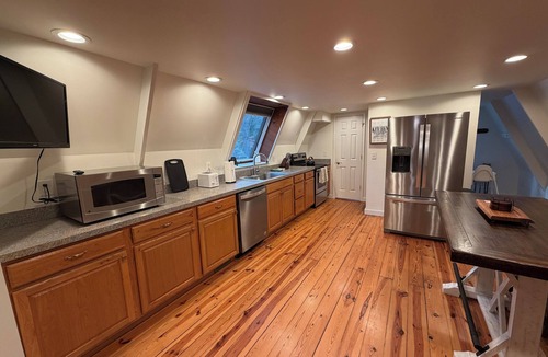 Front Royal Cabin | Cozy A frame cabin in quaint Front Royal. Dog friendly
