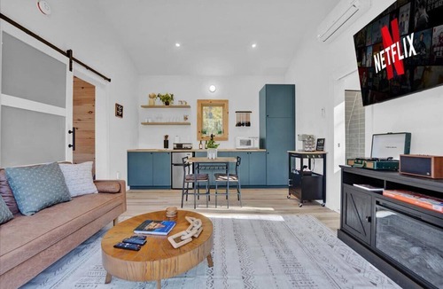 Damascus Cabin | Cozy A-Frame | Hot Tub, Fire Pit & Pet-Friendly