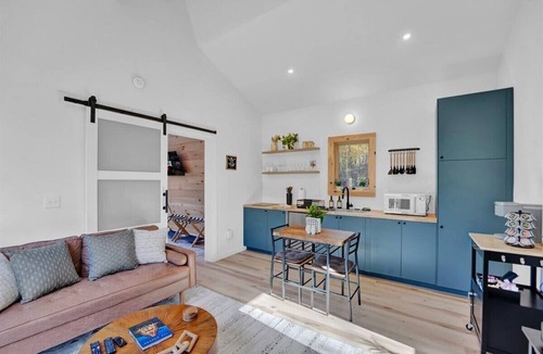 Damascus Cabin | Cozy A-Frame | Hot Tub, Fire Pit & Pet-Friendly