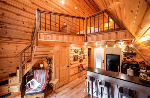 Royal Cabin | Cozy A-Frame w/hot tub-Near Pristine Lake Ouachita and Hot Springs National Park
