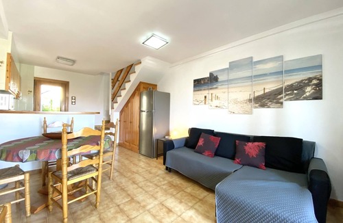 L'Escala Cottage | Cozy abd family house with community pool