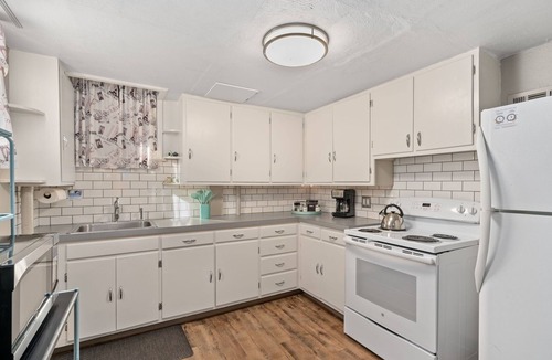 Old Town West Apartment | Cozy Abode on Mountain Ave – Walk to Old Town!