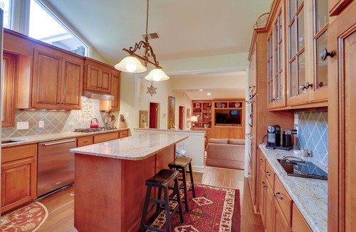 Summerville Historic District House | Cozy Abode w/Yard ~ 1 Mi to Dtwn Summerville