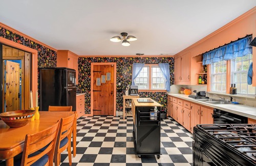 Hadley Condo | Cozy Adirondack Cottage Getaway