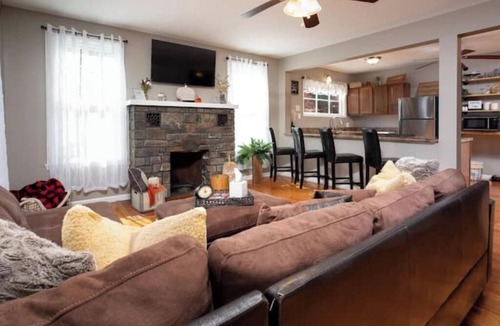 Warrensburg House | Cozy Adirondack Escape
