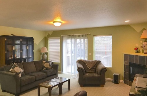 Troutdale Condo | Cozy & Affordable 3 bedroom, 2.5 bath Townhouse in Portland (Troutdale) Oregon.