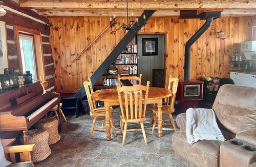 Tay Valley Cabin | Cozy all season Balderson Cabin, 20 mins from Perth Ontario!