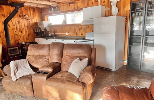 Tay Valley Cabin | Cozy all season Balderson Cabin, 20 mins from Perth Ontario!
