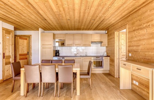 Flaine Apartment | Cozy Alpine Apartment for 6