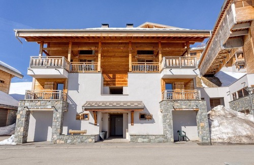 Flaine Apartment | Cozy Alpine Apartment for 6