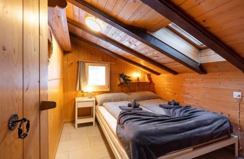Axalp Apartment | Cozy Alpine Lodge - Hot Tub & Balcony Views
