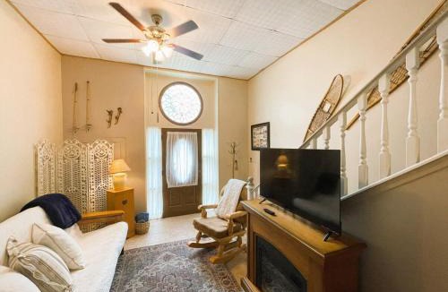 McGregor Apartment | Cozy Alpine Retreat in Historic Downtown