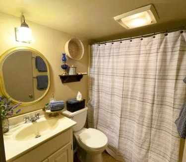 McGregor Apartment | Cozy Alpine Retreat in Historic Downtown