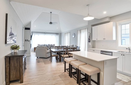Minett Cottage | COZY AND BRIGHT 5 BR LAKE ROSSEAU COTTAGE W/GREAT VIEWS, POOL AND BEACH ACCESS!