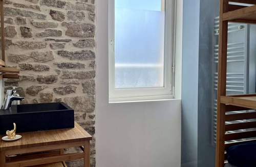 Vannes Apartment | Cozy and bright accommodation with exposed stonework – Étang au Duc