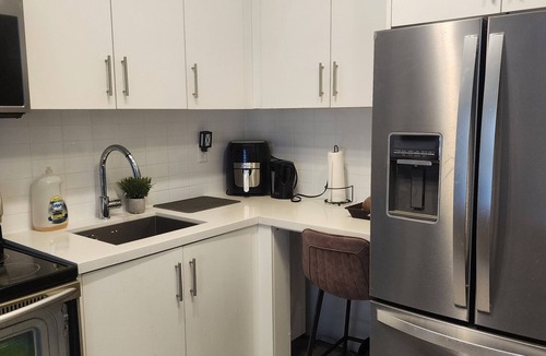 Brampton Apartment | Cozy and Charming Apartment with a living room and bedroom in Brampton