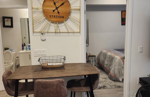 Brampton Apartment | Cozy and Charming Apartment with a living room and bedroom in Brampton