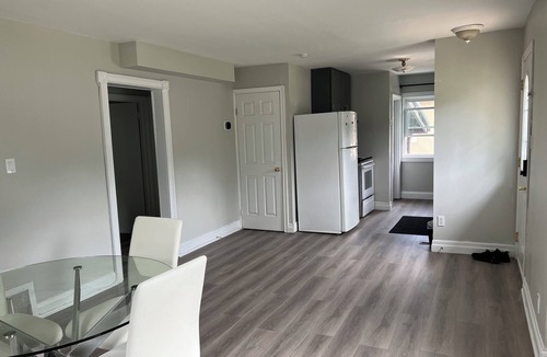 Oakville House | Cozy and Cheerful 2 bedroom home