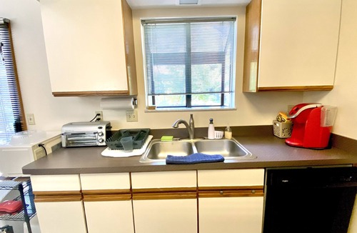Cleveland Heights Condo | Cozy and clean 3 bed condo with work-from-home set up
