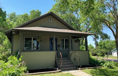 Chadron Cottage | Cozy and clean cottage with lots of character!