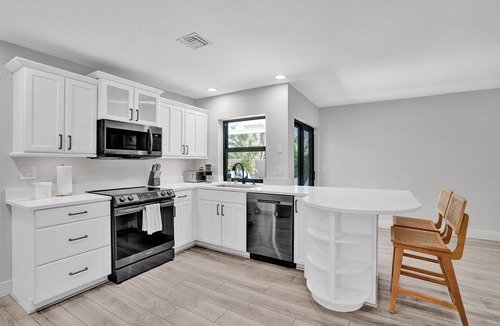 Tropic Palms House | Cozy and comfortable pool house!