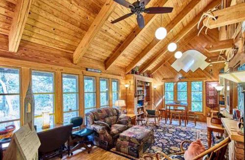 Van Zandt County House | Cozy and Comfortable Kid-Friendly Cabin Rental for a Memorable Family Getaway Nestled in the Serene Forest in Ben Wheeler, Texas