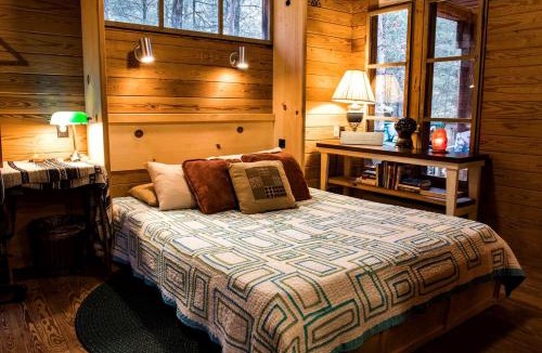 Van Zandt County House | Cozy and Comfortable Kid-Friendly Cabin Rental for a Memorable Family Getaway Nestled in the Serene Forest in Ben Wheeler, Texas
