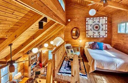 Van Zandt County House | Cozy and Comfortable Kid-Friendly Cabin Rental for a Memorable Family Getaway Nestled in the Serene Forest in Ben Wheeler, Texas