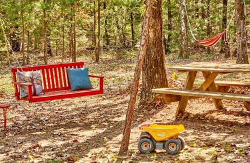 Van Zandt County House | Cozy and Comfortable Kid-Friendly Cabin Rental for a Memorable Family Getaway Nestled in the Serene Forest in Ben Wheeler, Texas