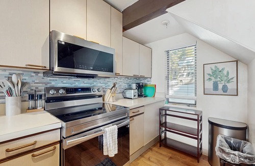 Dollar Point Condo | Cozy and Convenient Condo with Fireplace, Deck, W&D, Close to Town, Lake, Trails