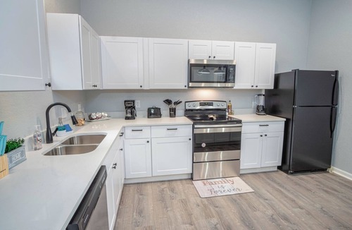 Near East Side House | Cozy and Lovely 2BR 2BA Apt#a Near Lively Downtown