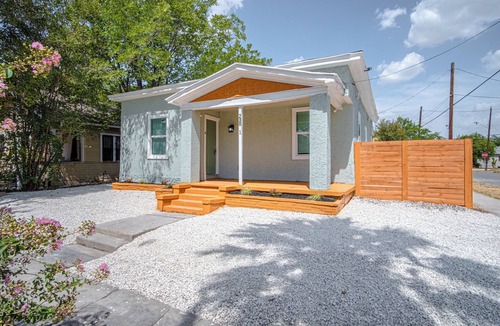 Near East Side House | Cozy and Lovely 2BR 2BA Apt#a Near Lively Downtown